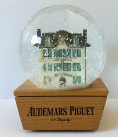 Personalized snow globe